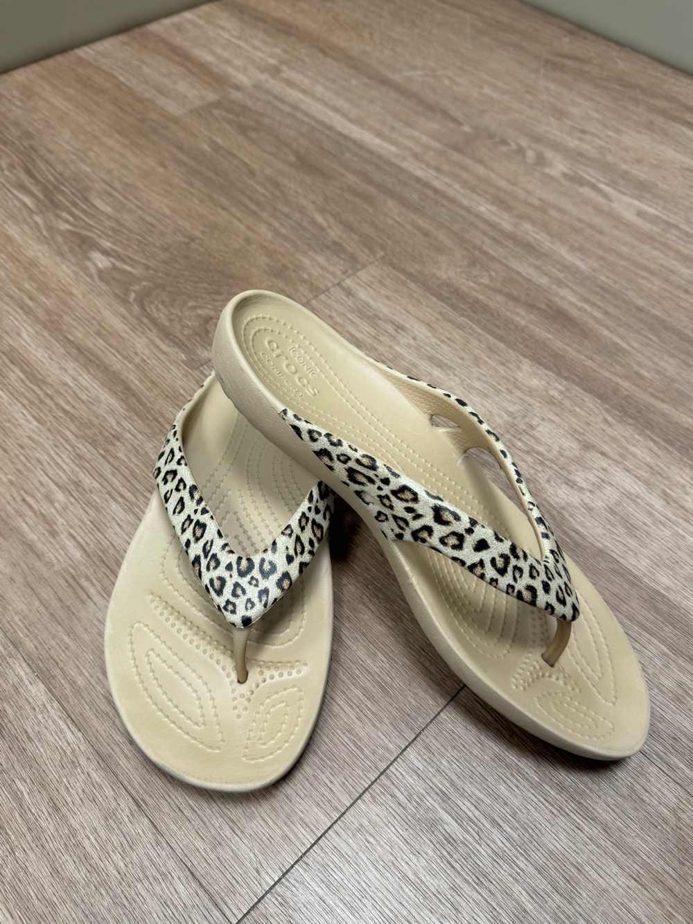 Crocs Iconic Comfort Womens Leopard Print Ivory Flip Flop Sandals‎ 10